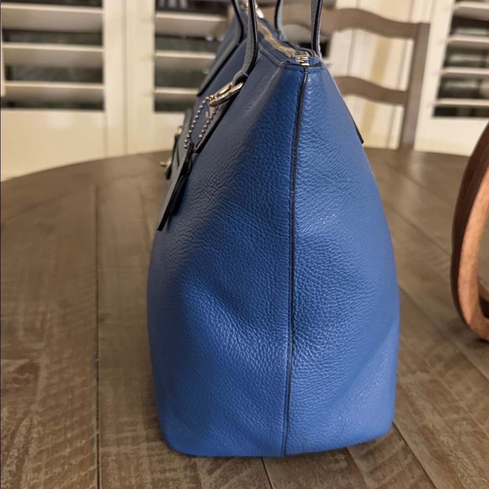 Like NWOT, Coach vintage gorgeous Taylor Tote in  blue / contrast handles . - Picture 4 of 8